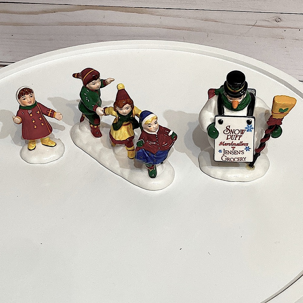 DEPARTMENT 56 - He Led Them Down The Streets Of Town - Original Snow Village - Picture 5 of 9